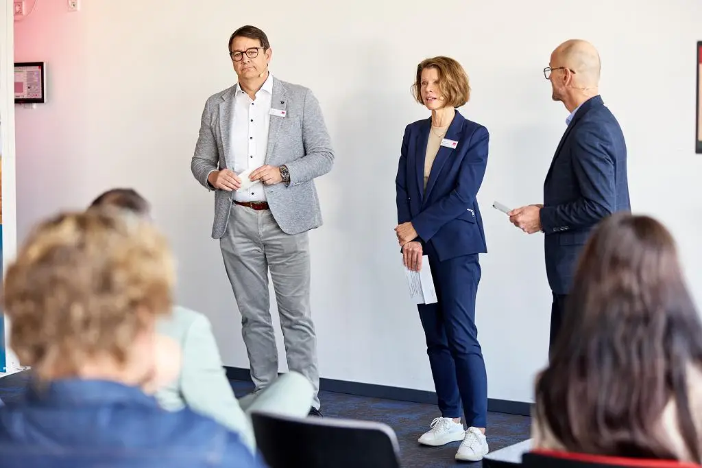 In ihren Eröffnungsreden unterstrichen Petra Frey-Gangi und Arnulf Gödde (links im Bild) die Zielsetzung des Symposiums: Wie lässt sich das Thema Bauen technologisch, ökologisch und wirtschaftlich für die Zukunft neu denken? Bildquelle: Zehnder Group Deutschland GmbH, Lahr.