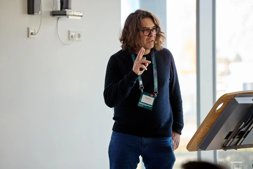 Der Architekt Michael Kölmel von team:tektura in Köln zeigte, wie serielle Sanierung die Transformation des Wohnungsbaus beschleunigen kann. Dabei betonte er die zentrale Rolle der Planer und Architekten bei der individuellen Bewertung jedes Gebäudes. Bildquelle: Zehnder Group Deutschland GmbH, Lahr.