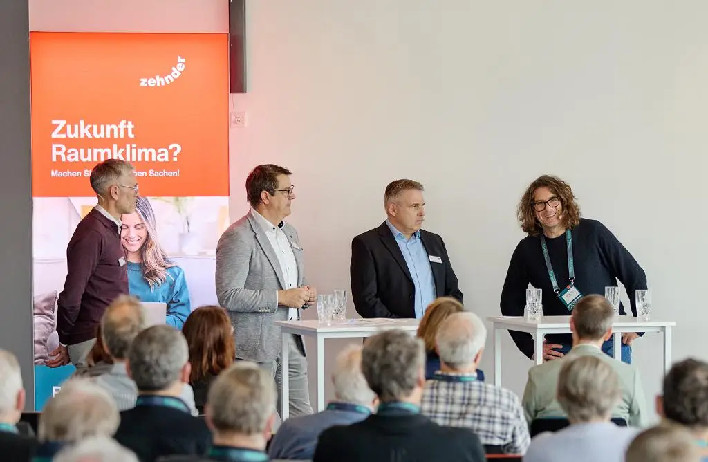Im Zehnder Talk diskutierten Heiko Braun, Arnulf Gödde, Oliver Geithe und Michael Kölmel (v.l.n.r.) über integrierte Systeme zum Heizen, Kühlen und Lüften, die in den immer heißeren Sommermonaten für angenehm vorgekühlte Zuluft in Gebäuden sorgen, als Schlüssel für zukunftsfähige Gebäude. Bildquelle: Zehnder Group Deutschland GmbH, Lahr.