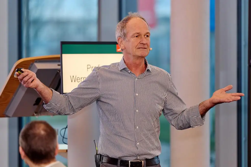 Prof. Werner Schenk erläuterte abschließend, welche Bedeutung Gebäude in einem klimaneutralen Energiesystem einnehmen werden. Effizienz, erneuerbare Energien und intelligente Systemlösungen seien entscheidend für einen resilienten Gebäudebestand.
Bildquelle: Zehnder Group Deutschland GmbH, Lahr.