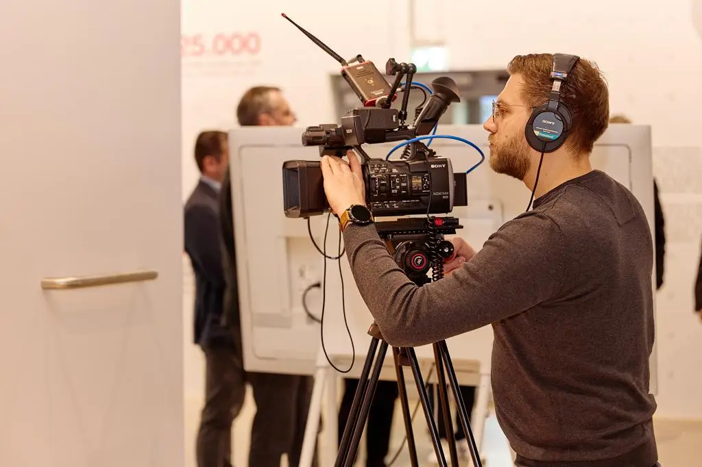 Digital alles im Griff: Das Zehnder Symposium wurde neben über 70 Fachplaner und Architekten vor Ort auch von 300 Teilnehmern als Livestream vor den heimischen Rechnern mitverfolgt. Bildquelle: Zehnder Group Deutschland GmbH, Lahr.