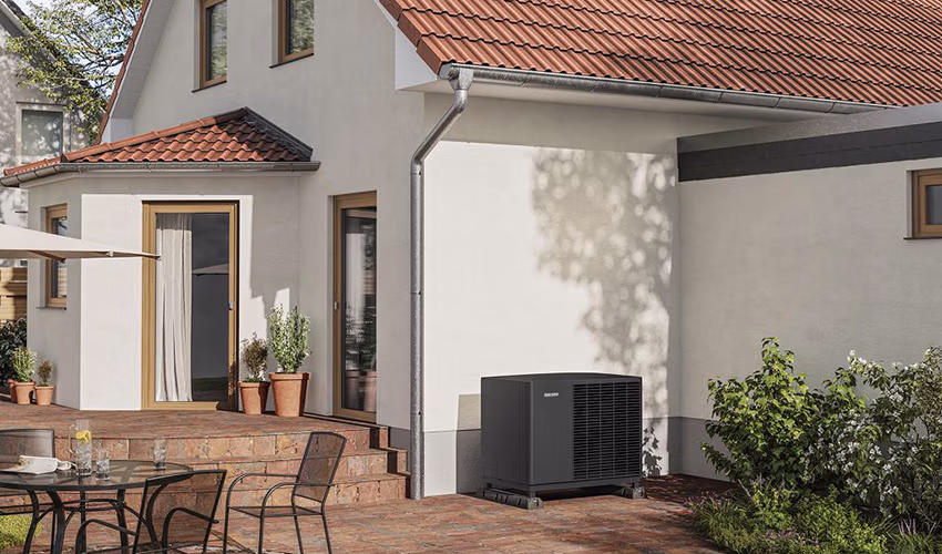 Jetzt in wenigen Minuten online ein unverbindliches Angebot für den Heizungstausch erhalten – und die aktuell hohe staatliche Förderung sichern. Bild: Stiebel Eltron