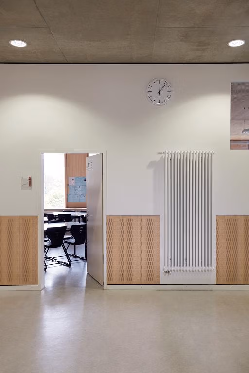 „Für den Röhrenradiator Zehnder Charleston steht zur sicheren Befestigung an der Wand die HDCF-Konsole (Heavy Duty Console Flexible) zur Verfügung, konform mit der geltenden Richtlinie VDI 6036, Anforderungsklasse 3. Bildquelle: Zehnder Group Deutschland GmbH, Lahr.“