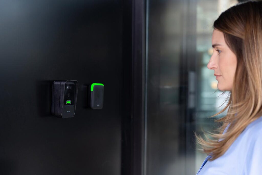 Das Enrolment für Salto XS4 Face erfolgt dezentral
über eine Web App, was die Flexibilität erhöht und die Kosten für
Betreiber senkt.
Bildquelle: Salto