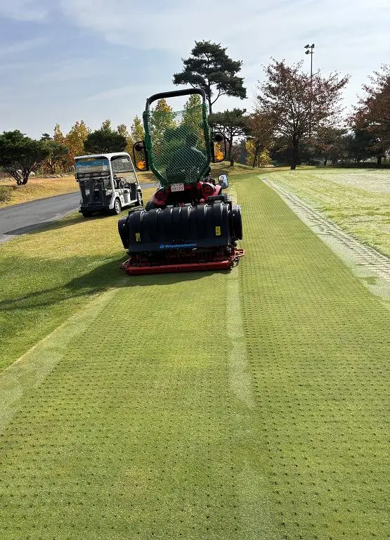 Bildunterschrift: Sauberes Lochbild und enormes Tempo: Bis zu 5600 m2 schaffen Exemplare der Baureihe Terra Spike (Foto: Wiedenmann).