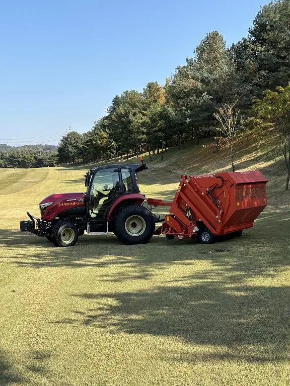 Bildunterschrift: Die multifunktionale Super 500 räumt ab, was nicht liegen bleiben soll: Laub, Totholz und Unrat. Ziel ist die makellose Grünanlage (Foto: Wiedenmann).