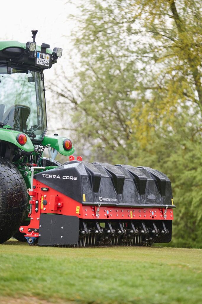 Der Arbeitsbereich von 10 bis 40 cm war bisher die Domäne von Wiedenmann, um dort Verdichtungen aufzubrechen und Wasser besser abzuleiten. Für den darüber liegenden Bereich geht mit dem Terra Core 8 nun ein neuer Aerifizierer an den Start (Foto: Wiedenmann / Jannik Hammes).